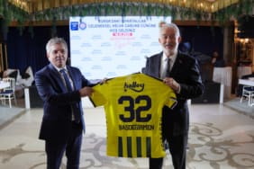 Başkan Başdeğirmen’e Bursa’da Sarı Lacivert Sürpriz: Fenerbahçe Forması Hediye Edildi!