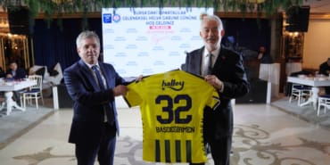 Başkan Başdeğirmen’e Bursa’da Sarı Lacivert Sürpriz: Fenerbahçe Forması Hediye Edildi!