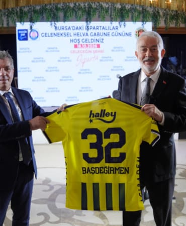 Başkan Başdeğirmen’e Bursa’da Sarı Lacivert Sürpriz: Fenerbahçe Forması Hediye Edildi!