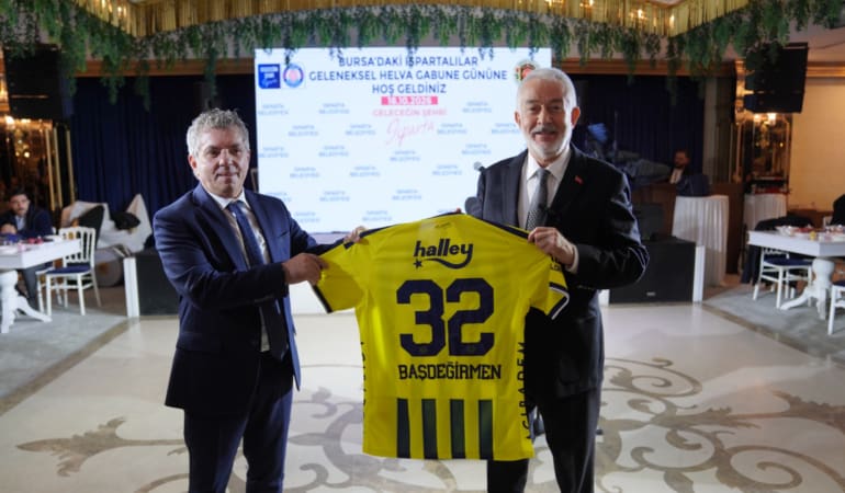 Başkan Başdeğirmen’e Bursa’da Sarı Lacivert Sürpriz: Fenerbahçe Forması Hediye Edildi!
