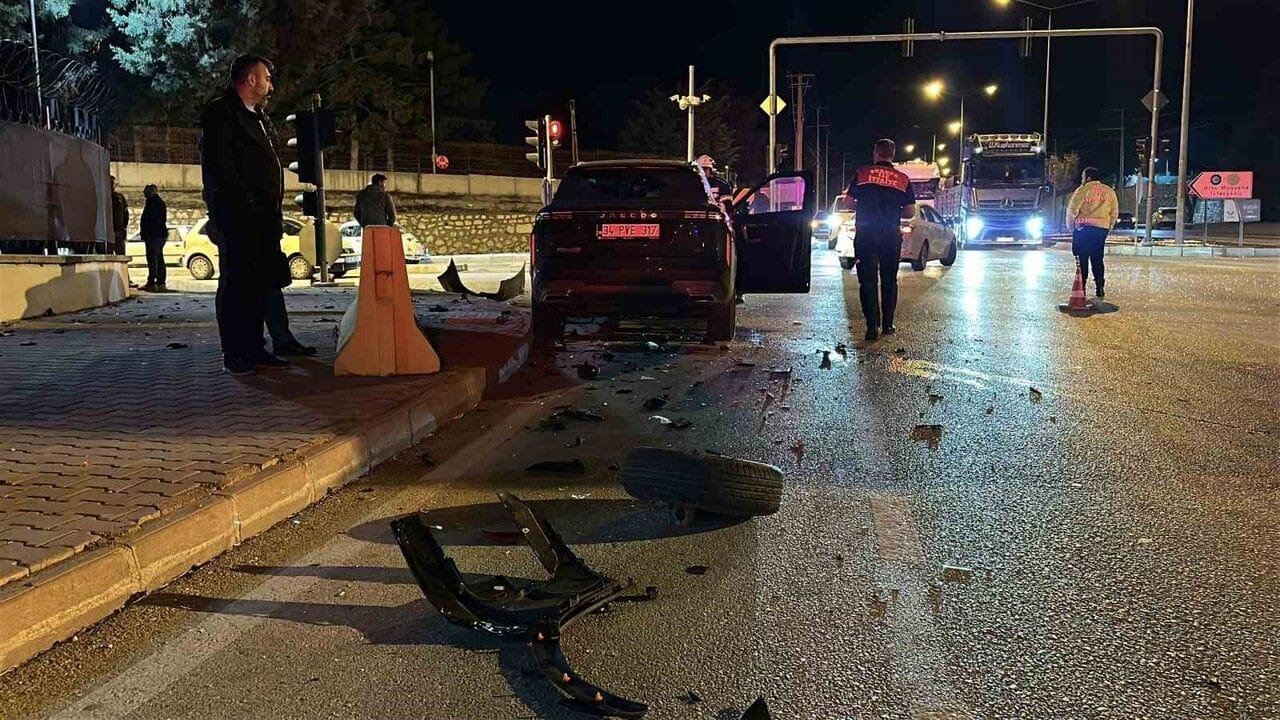 Burdur’da Alkollü Sürücü Faciası: Kavşak Savaş Alanına Döndü, 3 Yaralı!