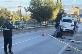 Burdur’da Korkunç Kaza: Otomobil Dükkana Daldı, Motoru Yola Fırladı! Sürücü Ağır Yaralı