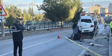 Burdur’da Korkunç Kaza: Otomobil Dükkana Daldı, Motoru Yola Fırladı! Sürücü Ağır Yaralı