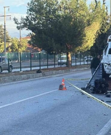 Burdur’da Korkunç Kaza: Otomobil Dükkana Daldı, Motoru Yola Fırladı! Sürücü Ağır Yaralı