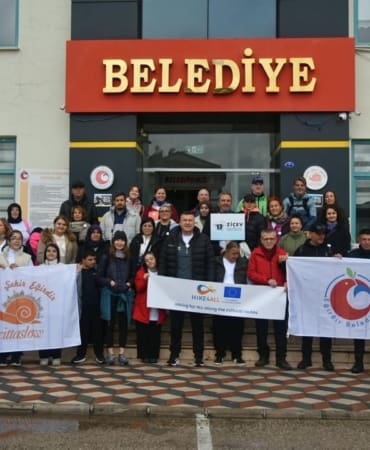 Eğirdir’de Kültürel Rotalar Canlandı: Başkan Özer, Avrupa’dan Gelen Misafirlerle Yürüdü!
