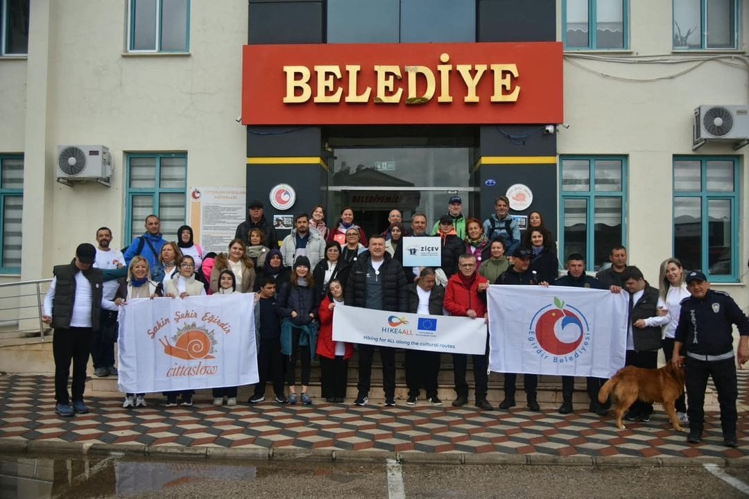 Eğirdir’de Kültürel Rotalar Canlandı: Başkan Özer, Avrupa’dan Gelen Misafirlerle Yürüdü!