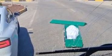 Isparta Akkent Kavşağı’nda Şok Eden Görüntüler: Cenaze Aracından Tabut Yola Savruldu!
