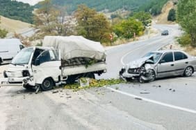 Isparta-Burdur Yolu’nda Korkutan Kaza: Meyve Yüklü Kamyonet ile Otomobil Çarpıştı!