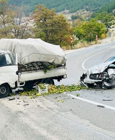 Isparta-Burdur Yolu’nda Korkutan Kaza: Meyve Yüklü Kamyonet ile Otomobil Çarpıştı!
