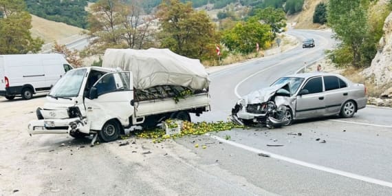 Isparta-Burdur Yolu’nda Korkutan Kaza: Meyve Yüklü Kamyonet ile Otomobil Çarpıştı!