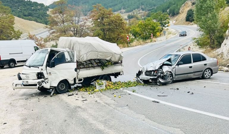 Isparta-Burdur Yolu’nda Korkutan Kaza: Meyve Yüklü Kamyonet ile Otomobil Çarpıştı!