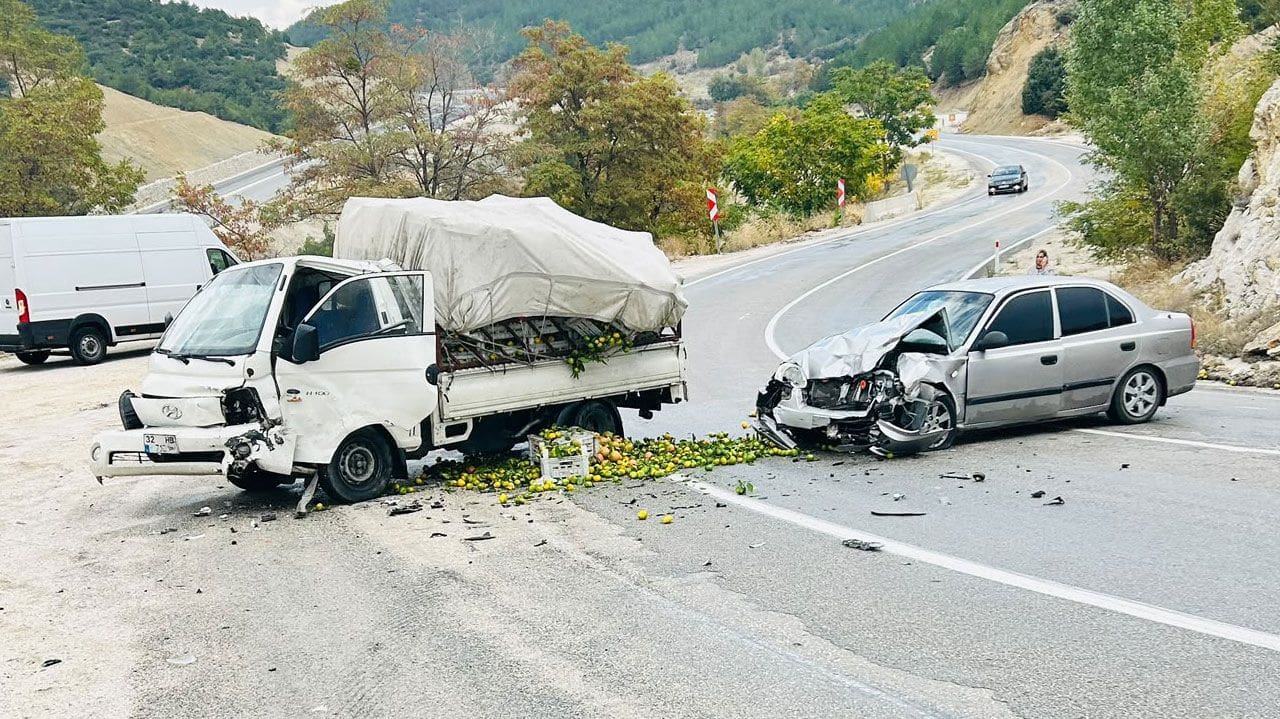 Isparta-Burdur Yolu’nda Korkutan Kaza: Meyve Yüklü Kamyonet ile Otomobil Çarpıştı!