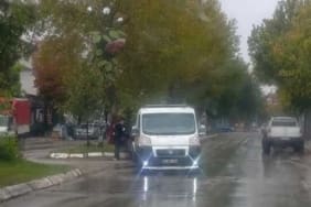 Isparta Fatih Mahallesi’nde Yağışlı Hava Kâbusu: Kaygan Yolda Kontrolden Çıkan Otomobil Refüje Çarptı!
