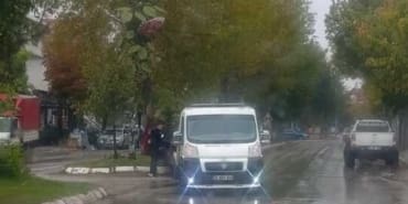 Isparta Fatih Mahallesi’nde Yağışlı Hava Kâbusu: Kaygan Yolda Kontrolden Çıkan Otomobil Refüje Çarptı!