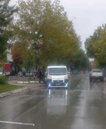 Isparta Fatih Mahallesi’nde Yağışlı Hava Kâbusu: Kaygan Yolda Kontrolden Çıkan Otomobil Refüje Çarptı!
