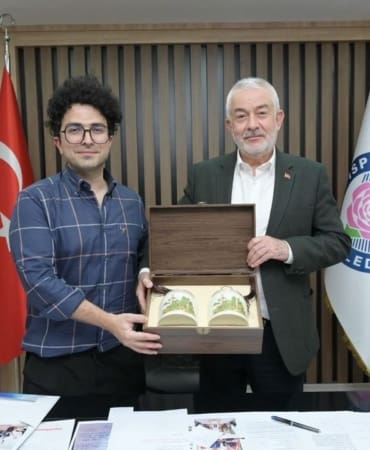 Isparta Gülü Çin’i Fethetti: 100 Milyon İzlenmeli Yayının Ardından Başkan Başdeğirmen’e Özel Ziyaret!