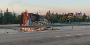 Isparta-Keçiborlu Yolu Kilitlendi: Deri Yüklü TIR Karşı Şeride Savruldu!