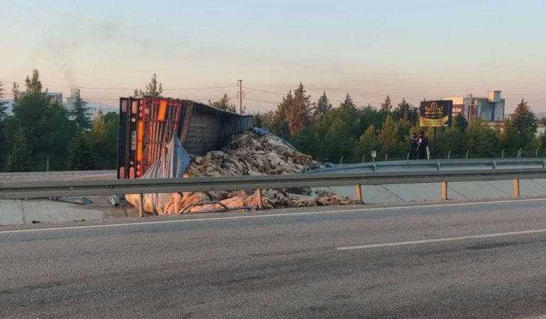 Isparta-Keçiborlu Yolu Kilitlendi: Deri Yüklü TIR Karşı Şeride Savruldu!