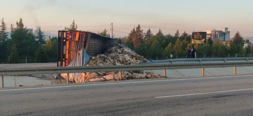 Isparta-Keçiborlu Yolu Kilitlendi: Deri Yüklü TIR Karşı Şeride Savruldu!