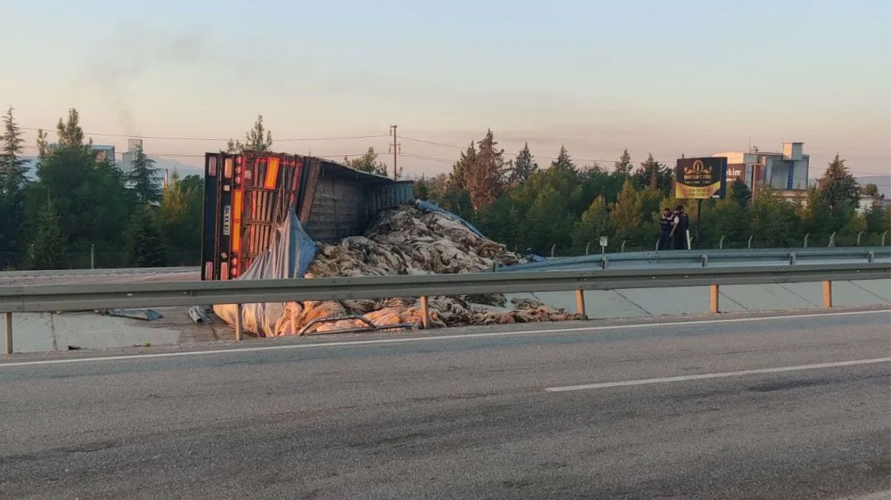 Isparta-Keçiborlu Yolu Kilitlendi: Deri Yüklü TIR Karşı Şeride Savruldu!