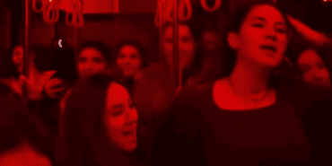 Isparta Otobüsünde Eğlence Tavan Yaptı: Öğrenciler Yolculuğu Festivale Çevirdi, Görüntüler Viral Oldu!