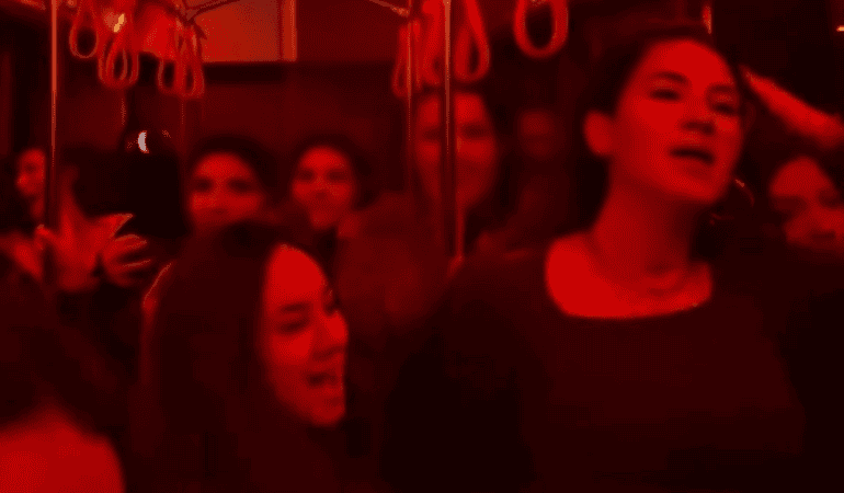 Isparta Otobüsünde Eğlence Tavan Yaptı: Öğrenciler Yolculuğu Festivale Çevirdi, Görüntüler Viral Oldu!