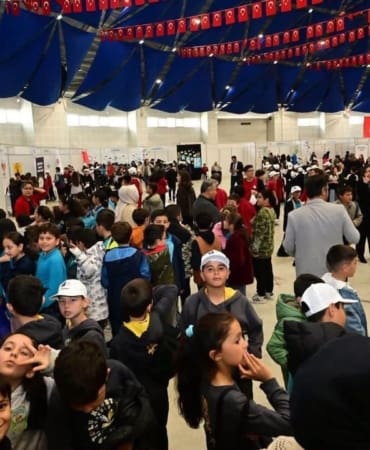 Isparta’da Bilim Rüzgarı! Halk Otobüsleri Öğrencileri Bilimfest’e Ücretsiz Taşıdı