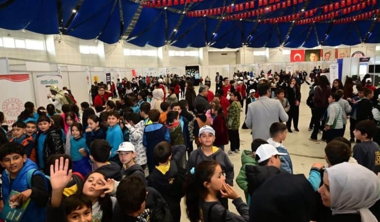 Isparta’da Bilim Rüzgarı! Halk Otobüsleri Öğrencileri Bilimfest’e Ücretsiz Taşıdı