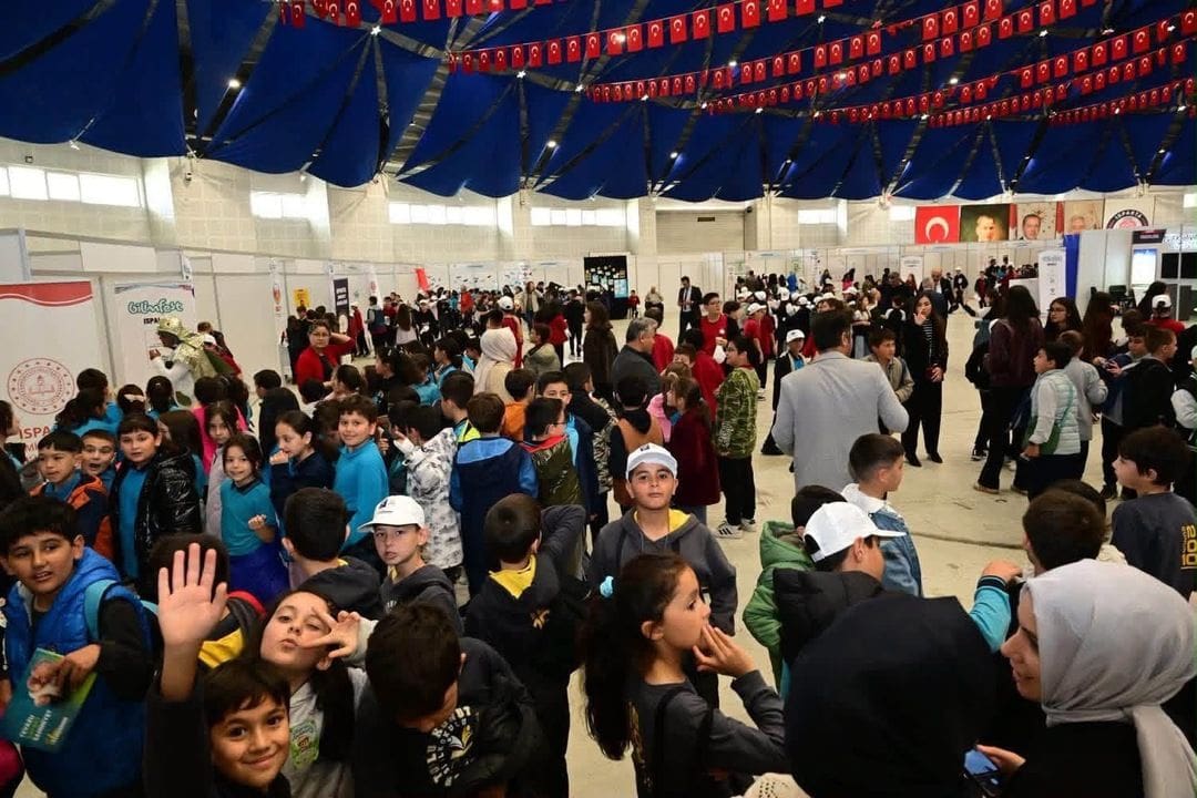 Isparta’da Bilim Rüzgarı! Halk Otobüsleri Öğrencileri Bilimfest’e Ücretsiz Taşıdı
