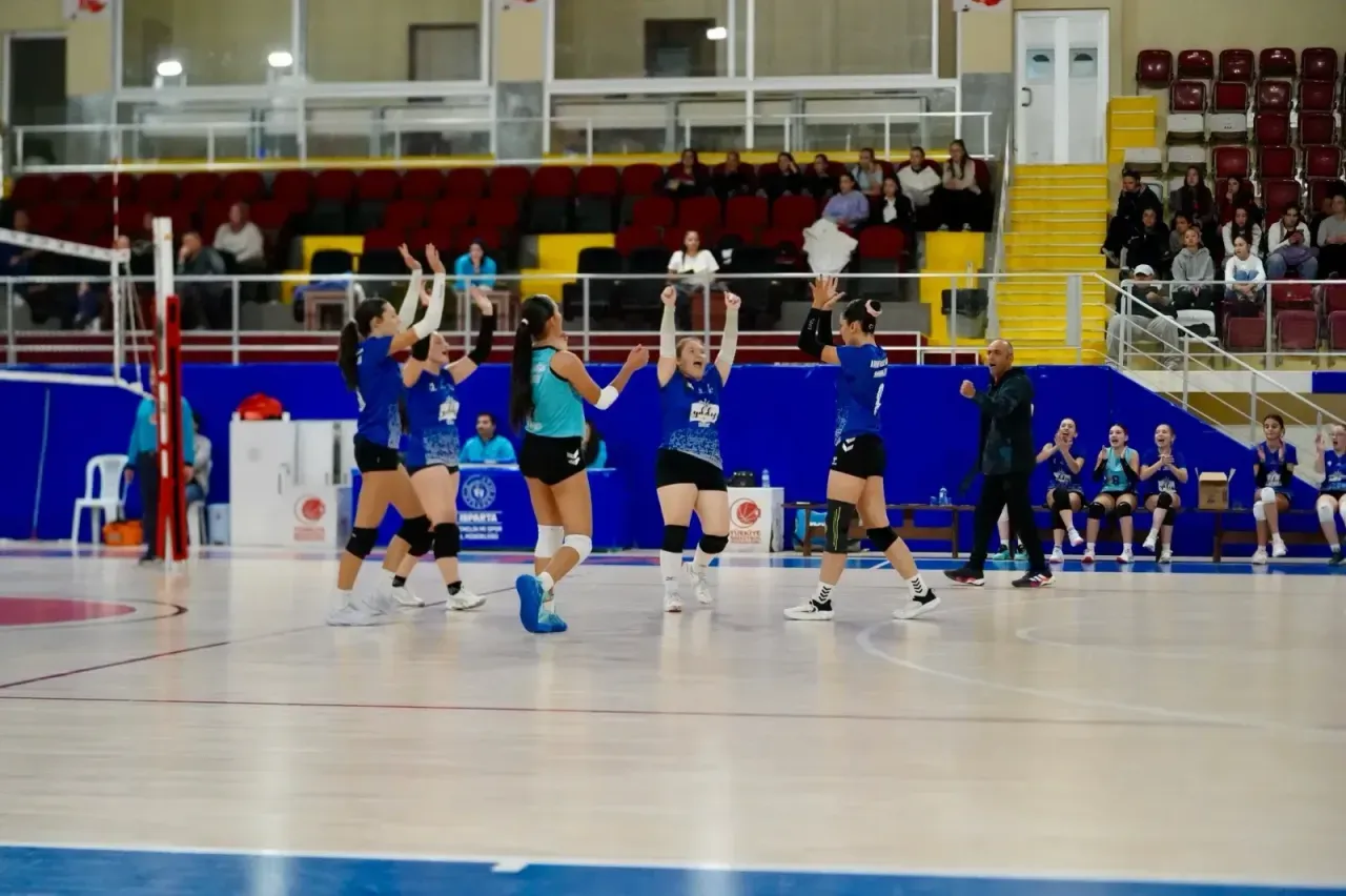 Isparta’da Cumhuriyet Kupası Voleybol Heyecanı Başladı: Genç Kızlar Şampiyonluk İçin Filede!