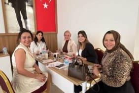 Isparta’da Eczacılardan Kozmetolojiye Yoğun İlgi! Cilt Lekeleri İçin Bilimsel Çözümler Masaya Yatırıldı
