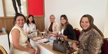 Isparta’da Eczacılardan Kozmetolojiye Yoğun İlgi! Cilt Lekeleri İçin Bilimsel Çözümler Masaya Yatırıldı