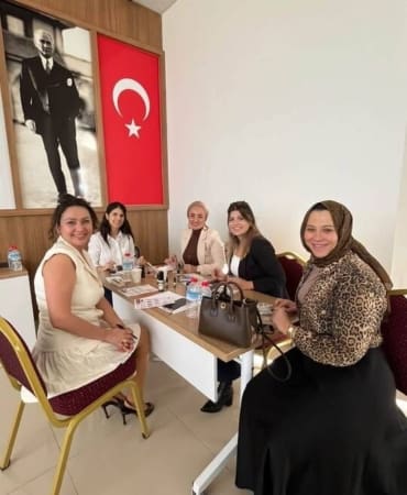 Isparta’da Eczacılardan Kozmetolojiye Yoğun İlgi! Cilt Lekeleri İçin Bilimsel Çözümler Masaya Yatırıldı