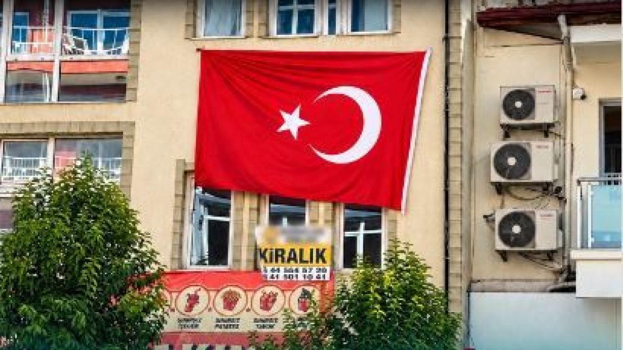 Isparta’da Görüntü Şaşkınlık Yarattı: Türk Bayrağı Ters mi Asıldı?