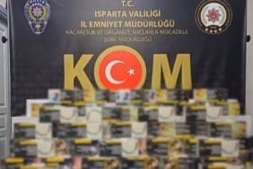 Isparta’da Kaçakçılığa Büyük Darbe! On Binlerce Bandrolsüz Makaron ve Sigara Ele Geçirildi