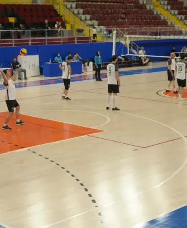 Isparta’da Kamu Spor Oyunları’nda Voleybol Rüzgarı! Belediyespor’dan Net Galibiyet