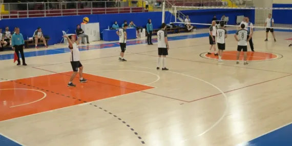 Isparta’da Kamu Spor Oyunları’nda Voleybol Rüzgarı! Belediyespor’dan Net Galibiyet