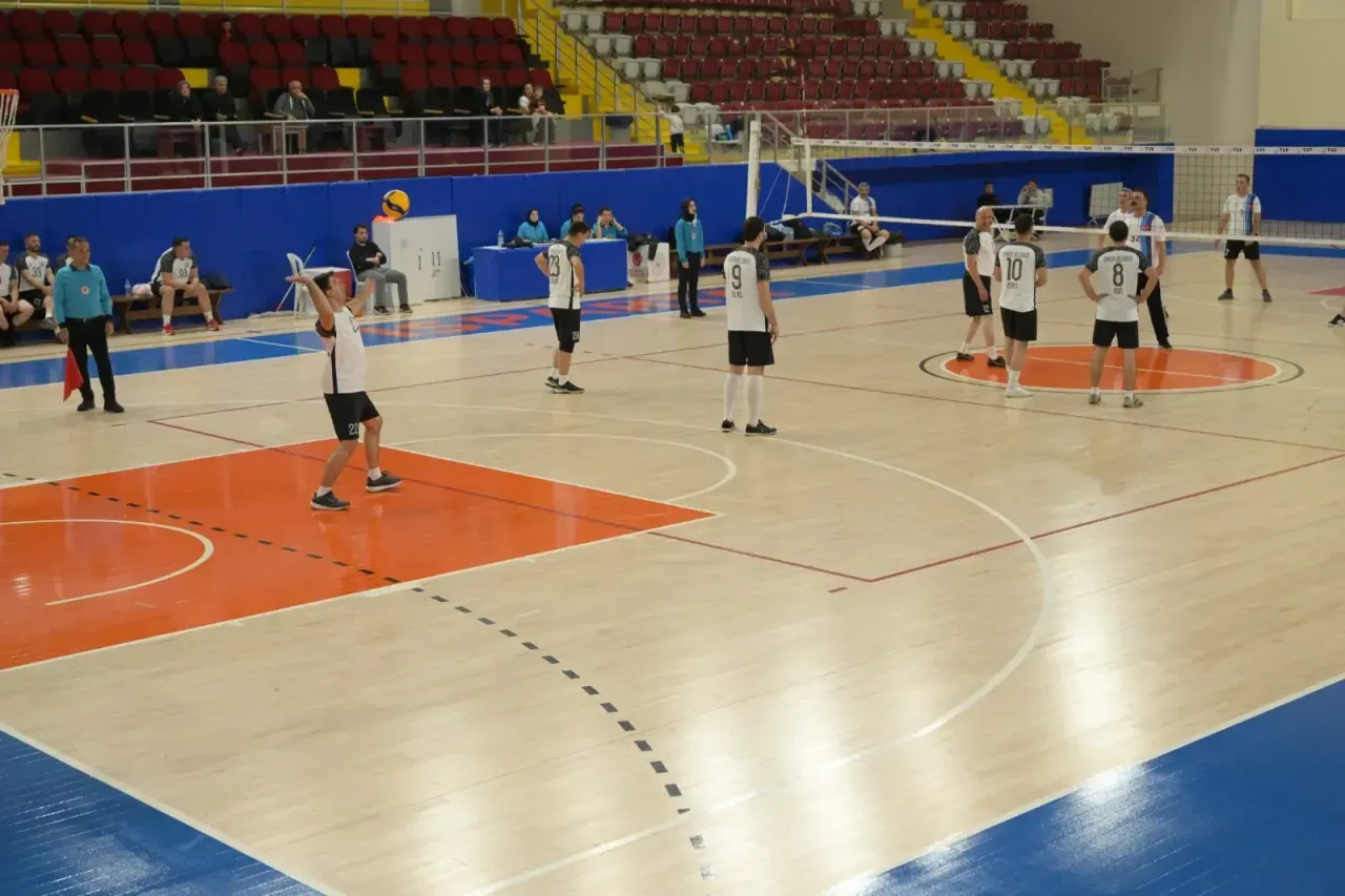 Isparta’da Kamu Spor Oyunları’nda Voleybol Rüzgarı! Belediyespor’dan Net Galibiyet