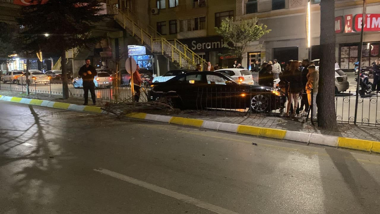 Isparta’da Korkutan Kaza: Otomobil Karşı Şeride Uçtu, Facia Kıl Payı Atlatıldı!