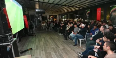 Isparta’da Milli Maç Coşkusu Doruktaydı: Dev Ekranda Tek Yürek Oldular!
