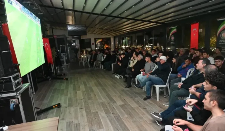 Isparta’da Milli Maç Coşkusu Doruktaydı: Dev Ekranda Tek Yürek Oldular!