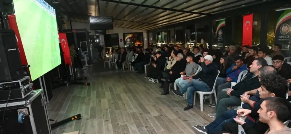Isparta’da Milli Maç Coşkusu Doruktaydı: Dev Ekranda Tek Yürek Oldular!