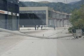 Isparta’da Şiddetli Fırtına Direkleri Devirdi: OSB Yolu Ulaşıma Kapandı!