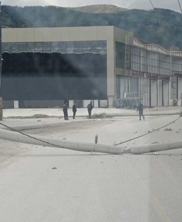 Isparta’da Şiddetli Fırtına Direkleri Devirdi: OSB Yolu Ulaşıma Kapandı!