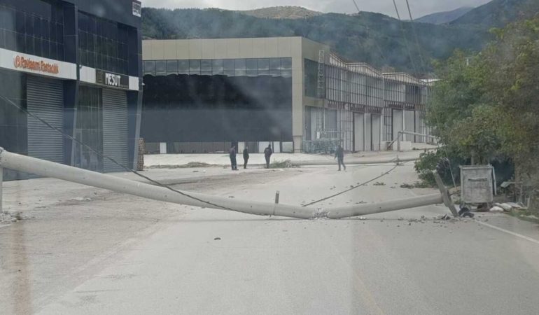 Isparta’da Şiddetli Fırtına Direkleri Devirdi: OSB Yolu Ulaşıma Kapandı!
