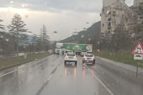 Isparta’da Ulaşımda Aksaklık! Göltaş Önünde TIR Makasladı, Trafik Kilitlendi