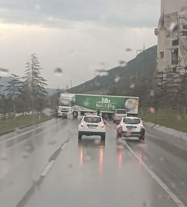 Isparta’da Ulaşımda Aksaklık! Göltaş Önünde TIR Makasladı, Trafik Kilitlendi
