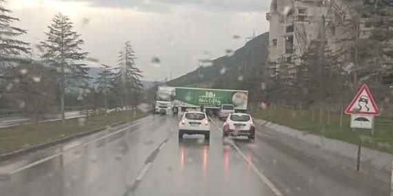 Isparta’da Ulaşımda Aksaklık! Göltaş Önünde TIR Makasladı, Trafik Kilitlendi