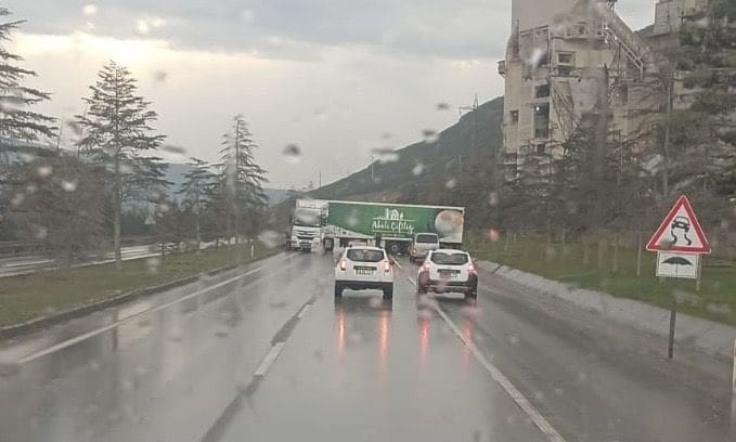 Isparta’da Ulaşımda Aksaklık! Göltaş Önünde TIR Makasladı, Trafik Kilitlendi
