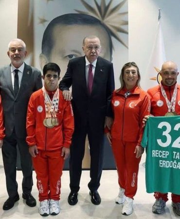 Külliye’de Isparta Rüzgarı Esti: Kapama Sofrası ve Özel Sporcularla Tarihi Buluşma!